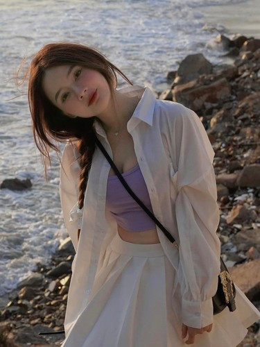 Sau 10 năm được biết đến với biệt danh "hot girl ảnh thẻ", Lan Hương đã chuyển hướng sang làm người mẫu ảnh, diễn viên.