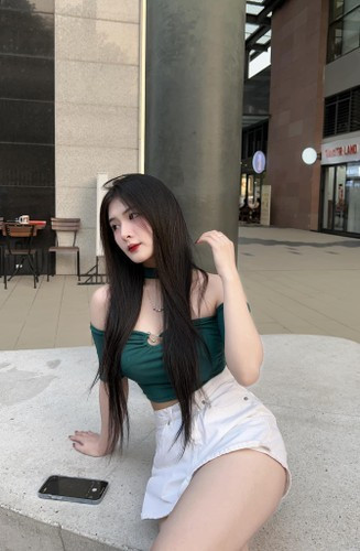 Quỳnh Alee, với lượng người theo dõi khủng trên TikTok, đã khiến không ít người phải tò mò và quan tâm khi cô nàng thừa nhận đã có bạn trai. Ở phía nhà trai, những hình ảnh tình tứ bên bạn gái giấu mặt, game thủ Fish cũng khiến dân mạng xôn xao.