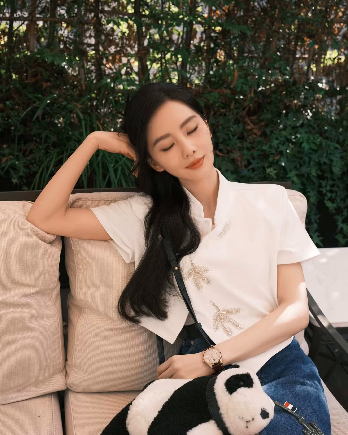 Lưu Thi Thi nổi bần bật trên hàng ghế khán đài tại trận đấu kiếm nằm trong khuôn khổ Olympic 2024 kèm theo Quốc bảo của Trung Quốc là chú gấu trúc.