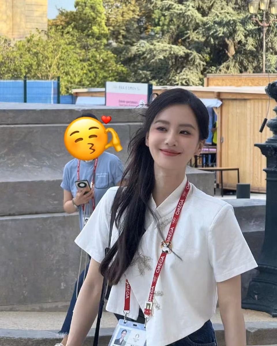 Lưu Thi Thi chứng minh danh xưng mỹ nữ với loạt ảnh cam thường mà vẫn đẹp bất chấp.