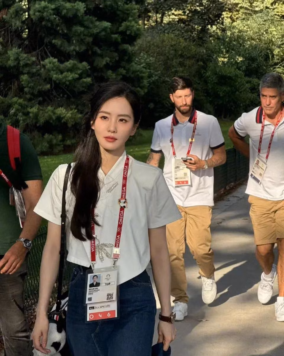 Lưu Thi Thi từng nhiều lần gây sốt cộng đồng mạng với visual bất bại cùng khí chất thanh tao, nhẹ nhàng qua ống kính camera thường, bất kể cô makeup đậm hay nhạt.