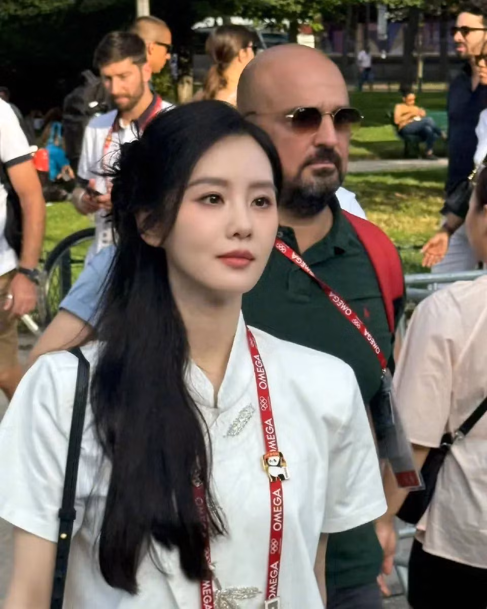 Chưa hết, kiểu tóc buộc nửa đầu cùng tông trang điểm nhẹ nhàng càng giúp người đẹp đất nước tỷ dân tôn lên visual đằm thắm, thanh thuần.