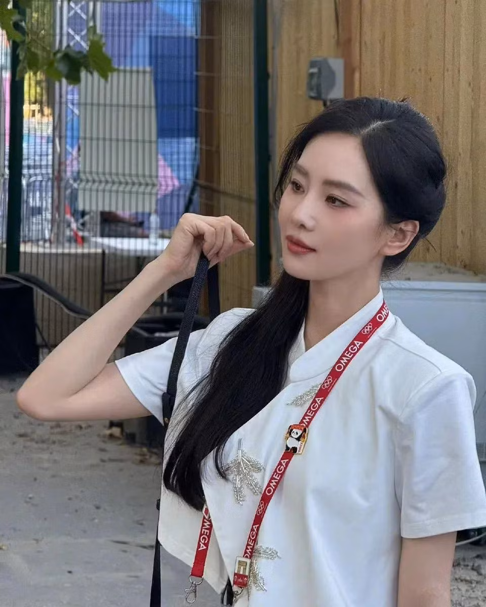 Mỹ nhân xứ Trung ghi điểm với visual "10 điểm không có nhưng" dù chỉ diện trang phục casual áo sơ mi phối cùng chân váy jeans.