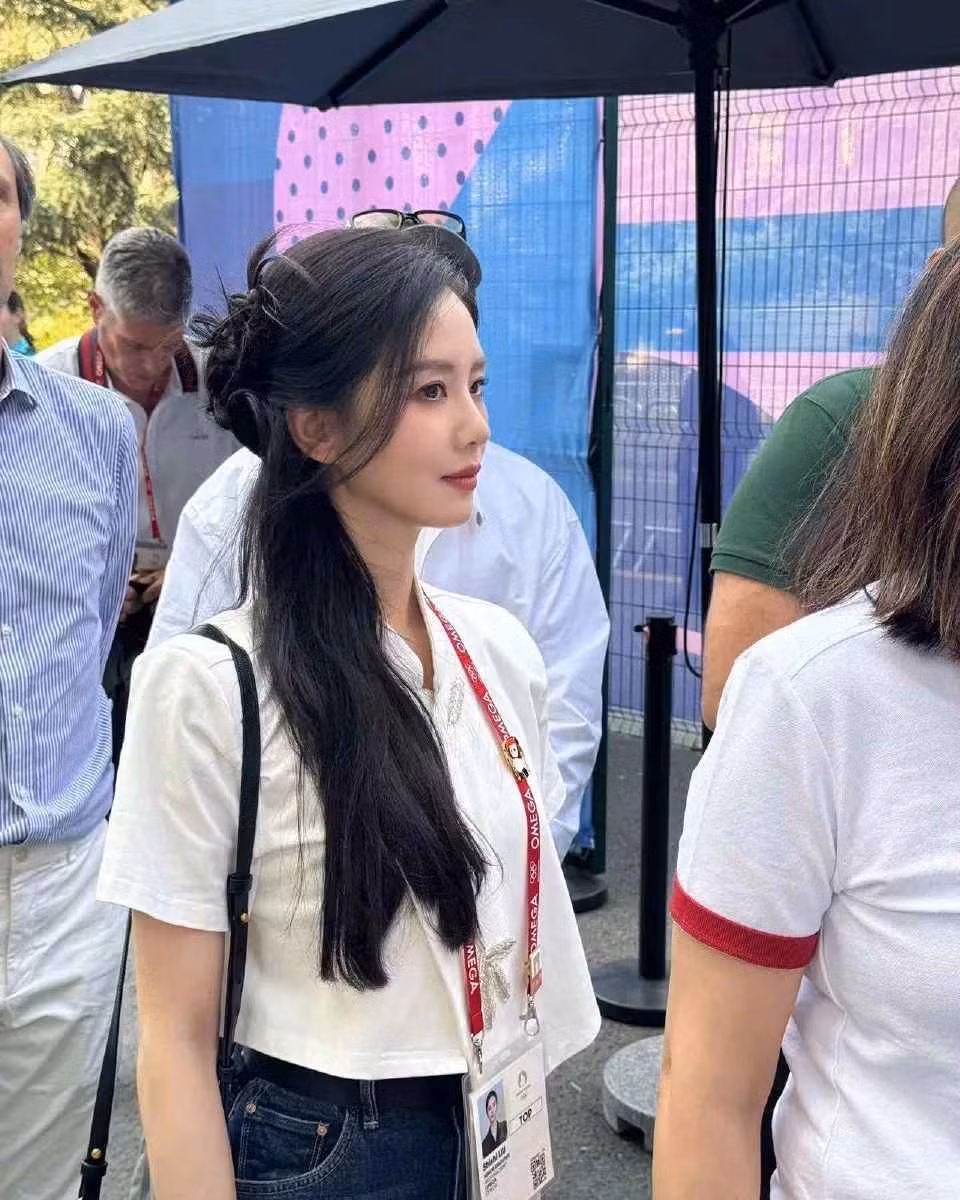 Diện mạo trẻ trung, rạng rỡ cùng làn da trắng sáng ở tuổi U40 tại Olympic 2024 của nữ diễn viên cũng nhận được nhiều lời khen có cánh từ cộng đồng mạng