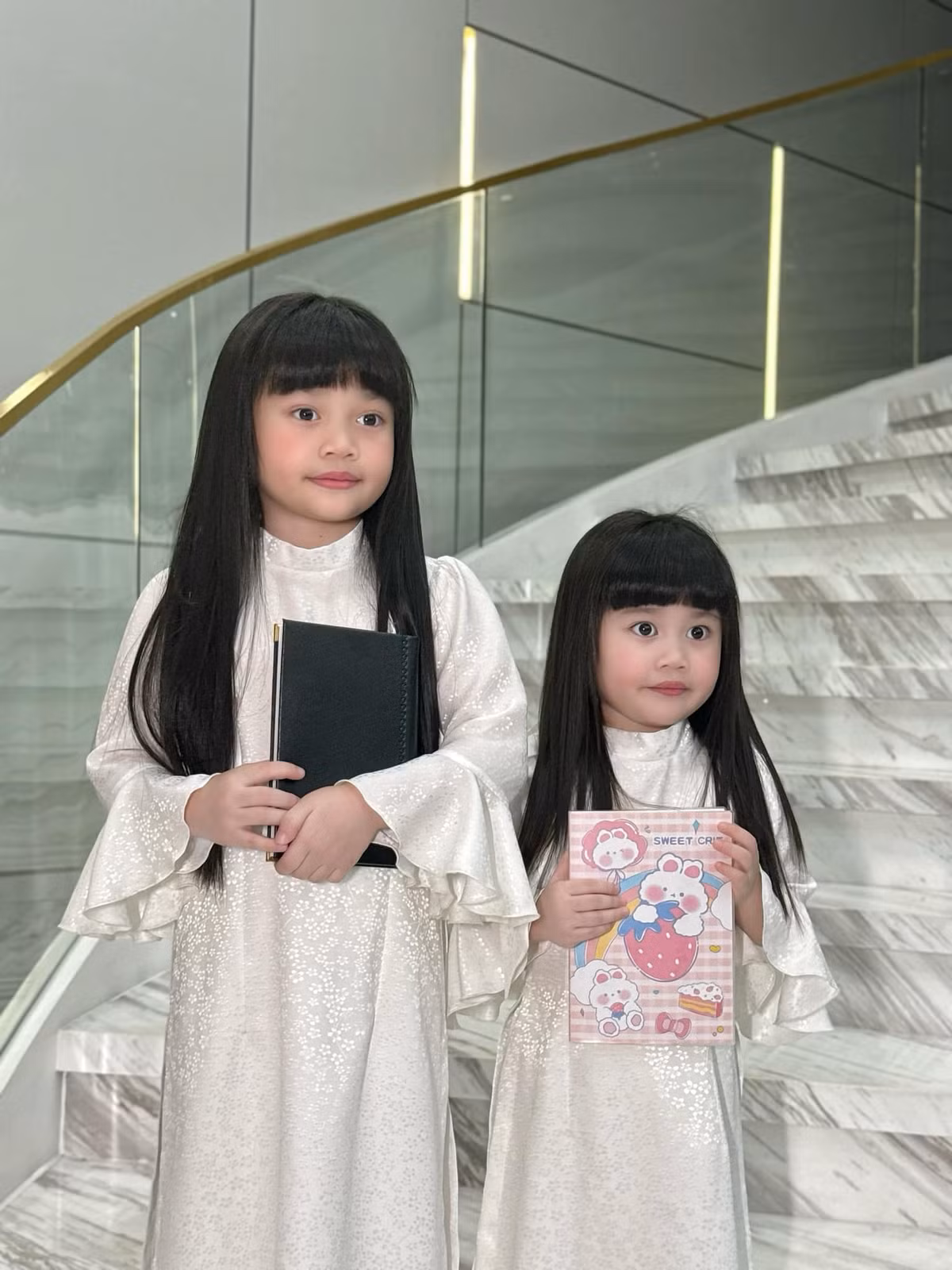 "Cười muốn nội thương", "chắc gia đình này không bao giờ biết buồn là gì", "trang bị đầy đủ thế này thì Miss Grand 2034 gọi tên Lê Dương Bảo Nhi rồi haha" - Netizen bày tỏ cảm xúc phía dưới bài viết của Dương Lâm.