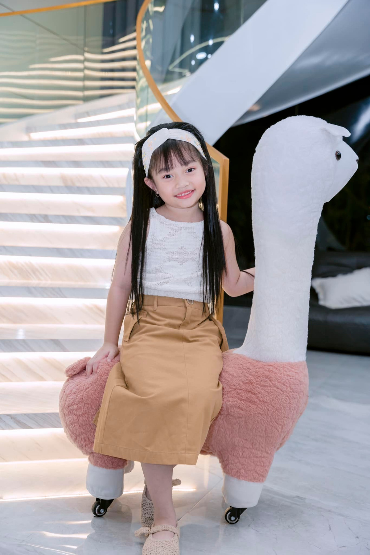 Con gái đầu của Lê Dương Bảo Lâm lên 6 tuổi, trong những hình ảnh xuất hiện cùng ba, bé Bảo Nhi cho thấy mình là cô bé lém lỉnh, xinh xắn, hiếu động.