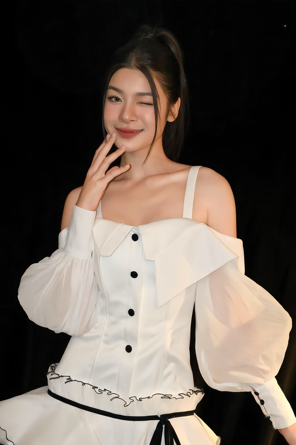 Hoài Anh sở hữu nhan sắc xinh đẹp, cùng phong cách ăn mặc cá tính, ấn tượng.