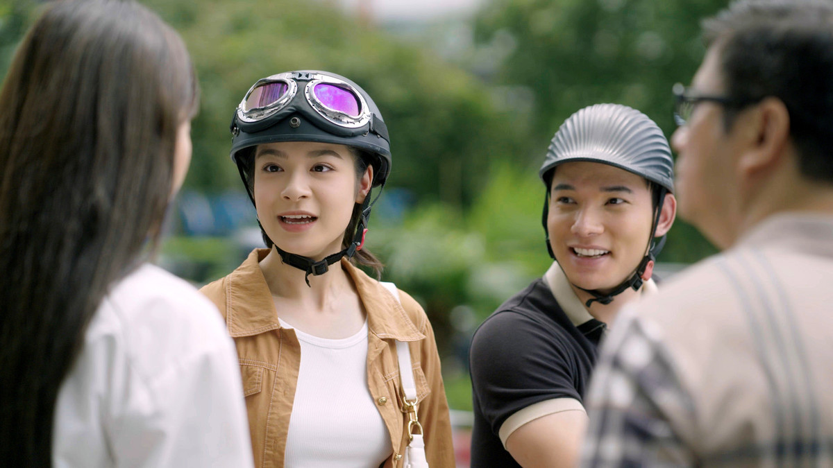 Hoài Anh đánh dấu lần đầu tiên chạm ngõ màn ảnh nhỏ khi đảm nhận vai Trang trong dự án phim giờ vàng "Hoa Sữa Về Trong Gió". (Ảnh: FBNV)