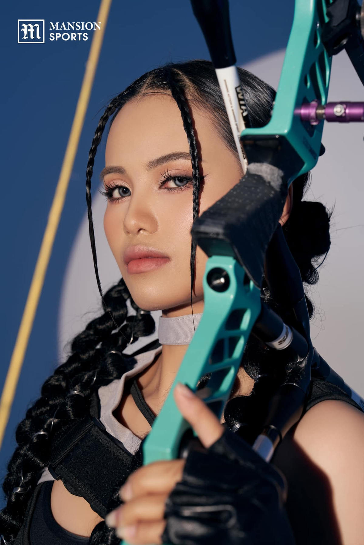 Ngoài ra trang phục của Ánh Nguyệt diện cũng khá gợi cảm khiến nhiều người liên tưởng đến những "sát thủ bóng đêm" không ít lần xuất hiện trong phim ảnh.