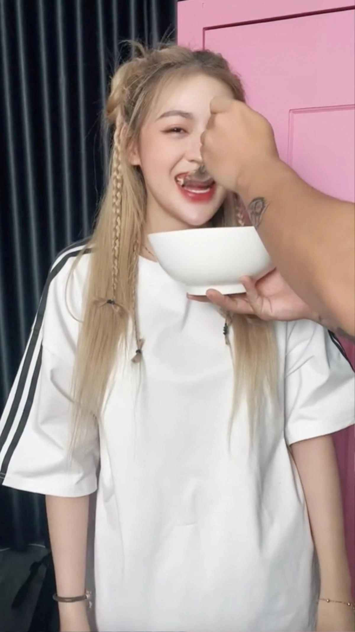 Trên MXH, anh chàng chỉ theo dõi một mình Thanh Tâm và dành hẳn một highlight để lưu lại những kỉ niệm, khoảnh khắc hạnh phúc của cả hai.