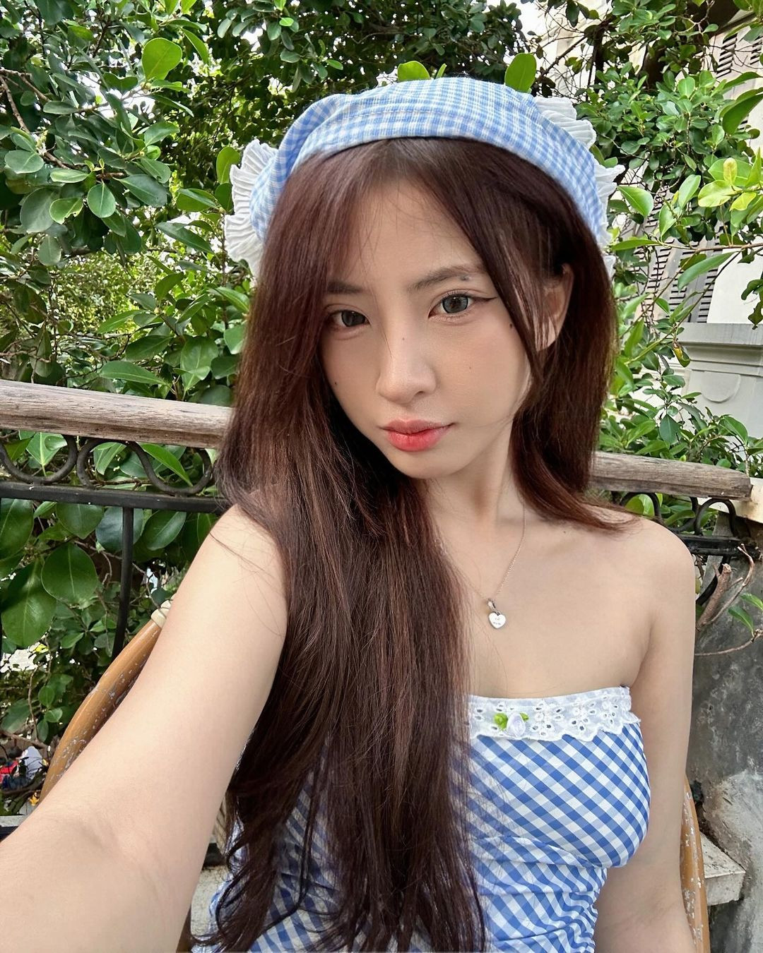 Ban đầu, Zika Hila là cái tên sáng giá của một cộng đồng trên mạng xã hội có tên Team Beautiful Girl (TBG), nhưng một thời gian sau, cô nàng bắt đầu tách dần ra và có những hoạt động riêng.