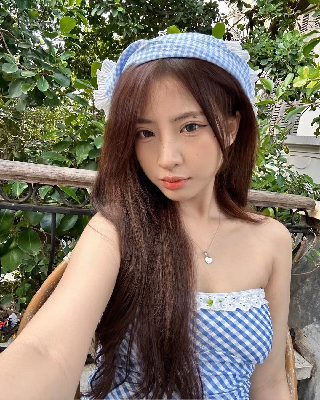 Ban đầu, Zika Hila là cái tên sáng giá của một cộng đồng trên mạng xã hội có tên Team Beautiful Girl (TBG), nhưng một thời gian sau, cô nàng bắt đầu tách dần ra và có những hoạt động riêng.
