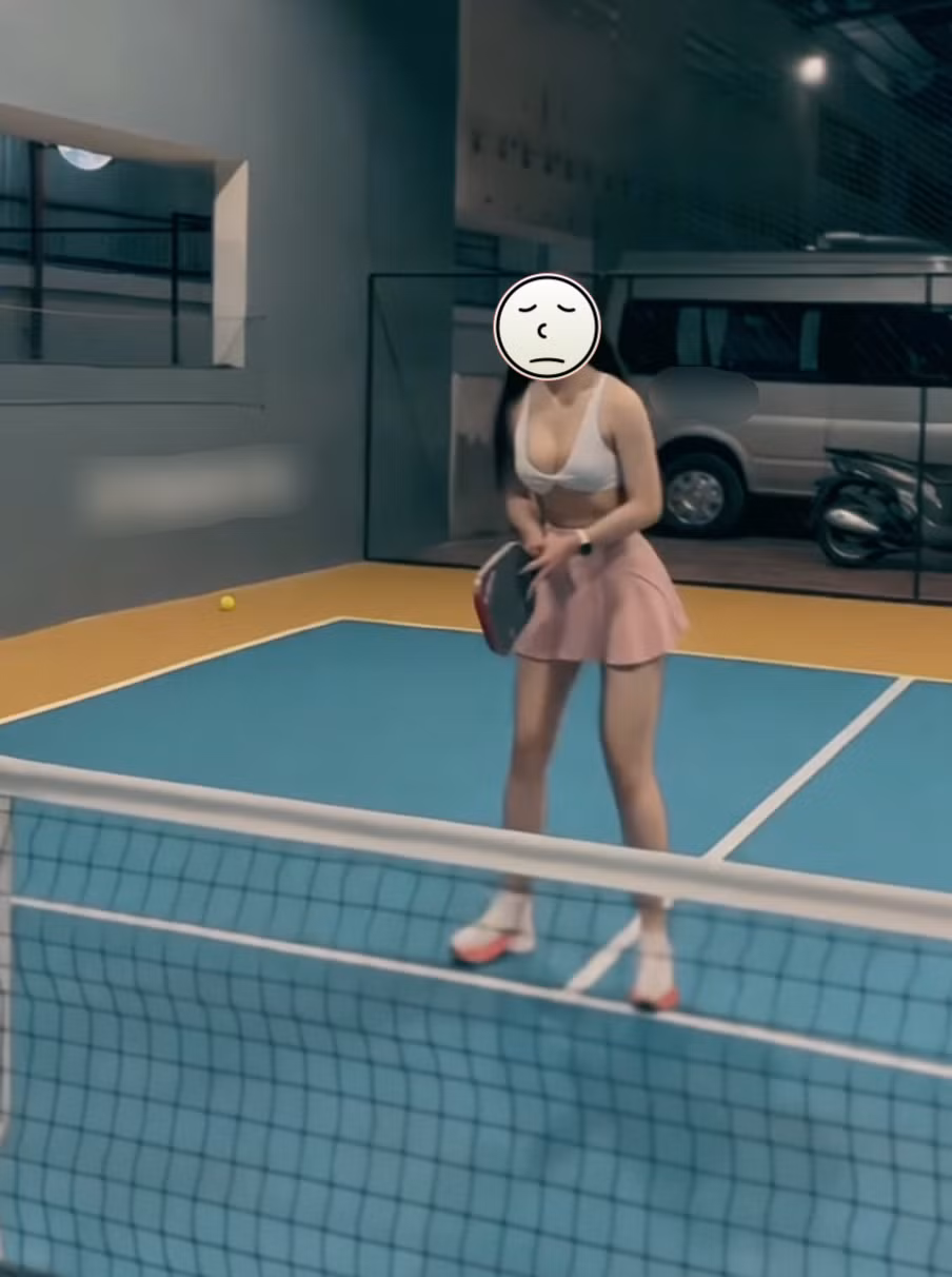 Dưới bài viết nhiều người để lại lời khuyên, sân pickleball thường là sân mở, thi đấu công khai. Nên các bạn nữ nhất định phải cẩn thận khi chọn sân và chọn trang phục tập luyện.