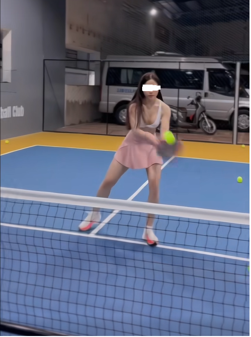 Đúng là pickleball đang thu hút một lượng lớn trai xinh gái đẹp đến sân chụp ảnh, đánh được vài đường rồi lại cầm vợt đi về. Nhưng không thể phủ nhận môn thể thao này iúp trend thể thao năm nay phát triển hơn hẳn.