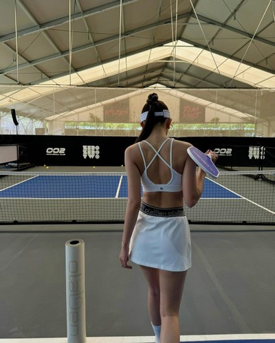 Pickleball nhất định là bộ môn hot nhất mùa hè năm nay! Điểm được yêu thích của bộ môn này vừa dễ đánh, còn trang phục lại siêu thời trang và trendy với người chơi. Chính những điều này khiến nhiều người chơi nó bị mang tiếng là bộ môn làm màu cho giới hot boy, hot girl.