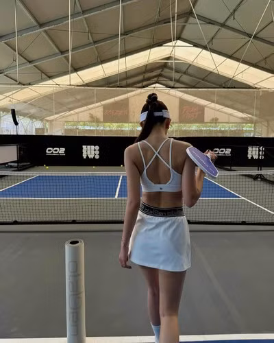 Pickleball nhất định là bộ môn hot nhất mùa hè năm nay! Điểm được yêu thích của bộ môn này vừa dễ đánh, còn trang phục lại siêu thời trang và trendy với người chơi. Chính những điều này khiến nhiều người chơi nó bị mang tiếng là bộ môn làm màu cho giới hot boy, hot girl.