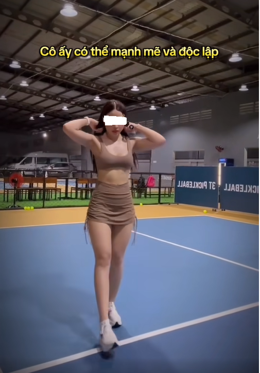 Một bộ trang phục khác cũng nhận về nhiều bình luận tiêu cực khi chơi pickleball.