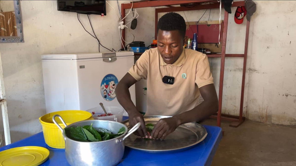 Đặc biệt Lindo còn có cả quầy nước mía để bán trước quán, lượng khách tìm đến ngày càng đông. Mỗi cốc nước mía được bán với giá 150kz (khoảng 4.200 VND).