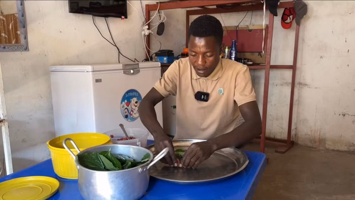 Đặc biệt Lindo còn có cả quầy nước mía để bán trước quán, lượng khách tìm đến ngày càng đông. Mỗi cốc nước mía được bán với giá 150kz (khoảng 4.200 VND).