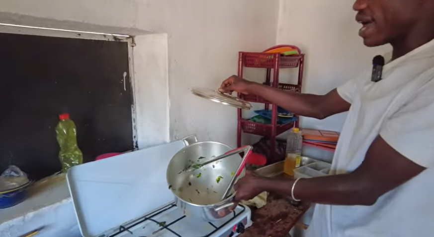 Không chỉ làm những món ăn Angola, Lindo còn làm cả đồ ăn Việt Nam để bán và nhận về phản hồi tích cực từ khách hàng.