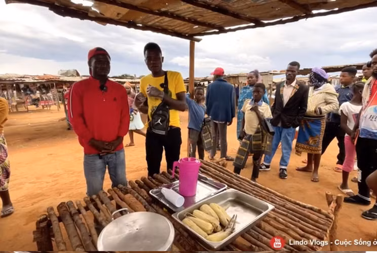 Cũng trong clip mới nhất này, 2 vợ chồng Lindo làm liền tay mà không kịp bán và hết sạch hàng chỉ sau 1,5 tiếng.