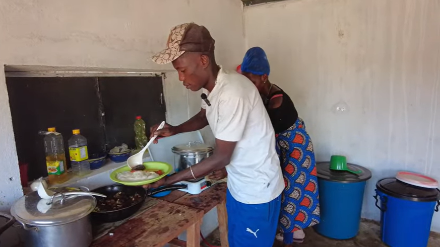 Mới nhất là việc vợ chồng thành viên team châu Phi của Quang Linh Vlogs đã mở quán cơm trưa ở Angola.