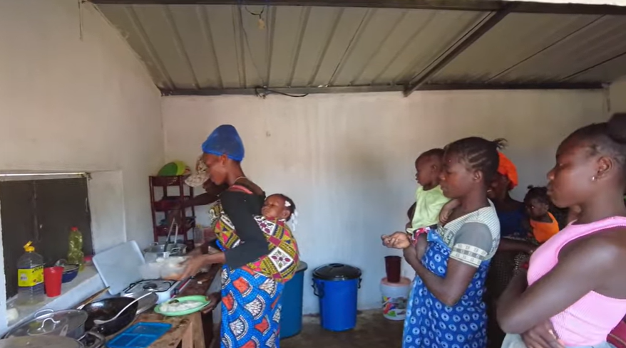 Quán ăn của Lindo được dựng ở chợ, mới khai trương được khoảng 1 tuần. Dù chỉ có 2 - 3 chiếc bàn nhưng lại nườm nượp khách đến ăn, nhiều người phải xếp hàng để chờ mua mang về.