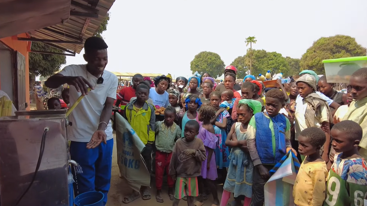 Thực đơn ở quán Lindo thường có 3 món, được thay đổi theo ngày, có giá từ 400kz (hơn 11.000 VND) trở lên. Trong clip mới nhất đăng vào ngày 9/8, một suất ăn gồm có bột ngô/cơm, cá sốt cà chua kiểu Việt Nam và rau xào hành tây.