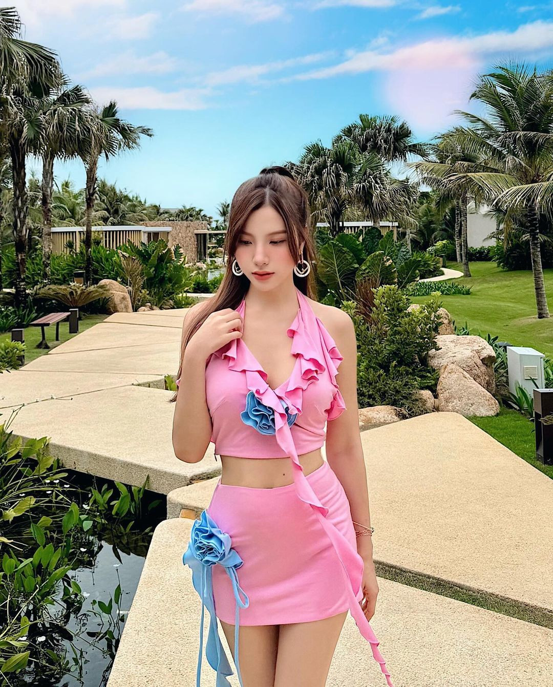 Đến tháng 11/2023, Hạnh Sino khiến nhiều người bất ngờ khi tiết lộ đã kết hôn vào cuối năm 2022. Cả 2 có 4 năm hẹn hò trước khi về chung nhà.