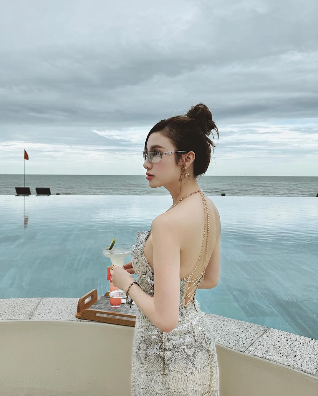 Dù đã trải qua sinh nở, cô nàng vẫn sở hữu thân hình gợi cảm, quyến rũ cũng nhan sắc ngày càng thăng hạng.