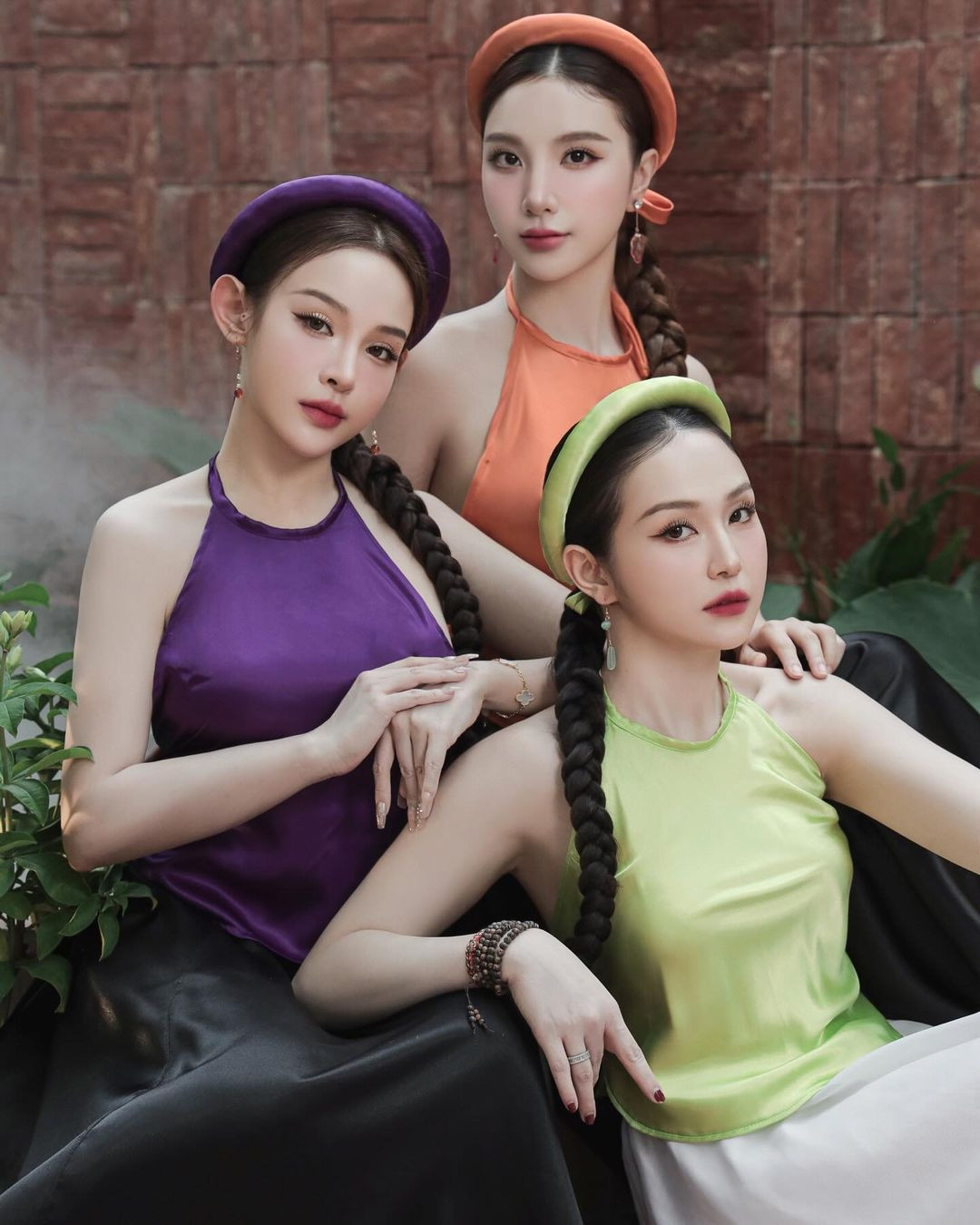 Cô nàng vẫn giữ mối quan hệ thân thiết với hội chị em hot girl đời đầu.