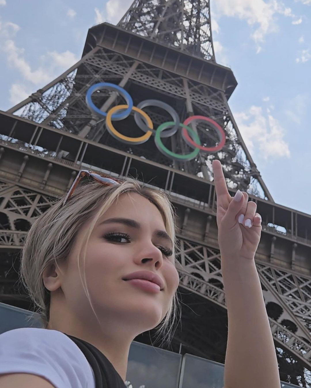 Người đứng đầu ủy ban, Larissa Schaerer, thông báo: "Sự hiện diện của cô ấy đang tạo ra bầu không khí không phù hợp trong đội tuyển Paraguay. Cô ấy tự nguyện không ngủ qua đêm ở làng Olympic".