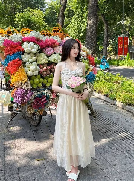 Nang tho nhan sac tua “than tien ty ty” ben xe hoa Ha Noi