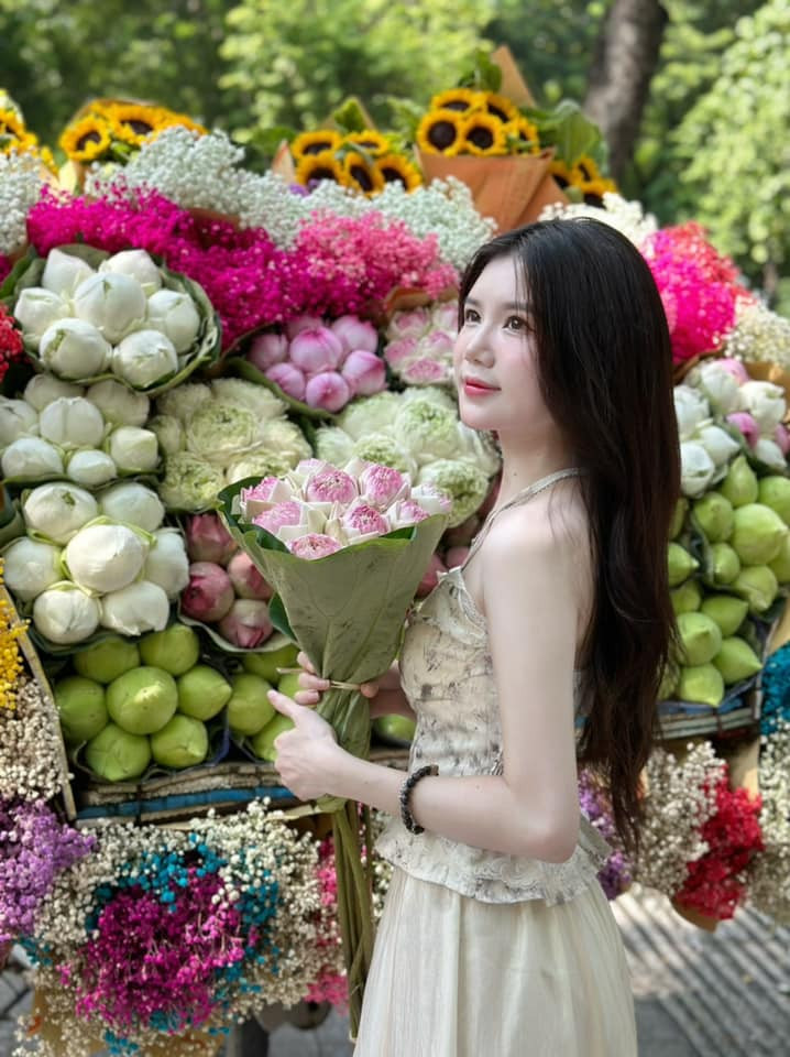 Khánh Hà lựa chọn set đồ với tone màu be trắng chủ đạo, cùng lối trang điểm nhấn nhá ở phần mắt giúp đôi mắt thêm long lanh to tròn.