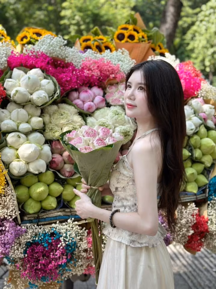 Khánh Hà lựa chọn set đồ với tone màu be trắng chủ đạo, cùng lối trang điểm nhấn nhá ở phần mắt giúp đôi mắt thêm long lanh to tròn.