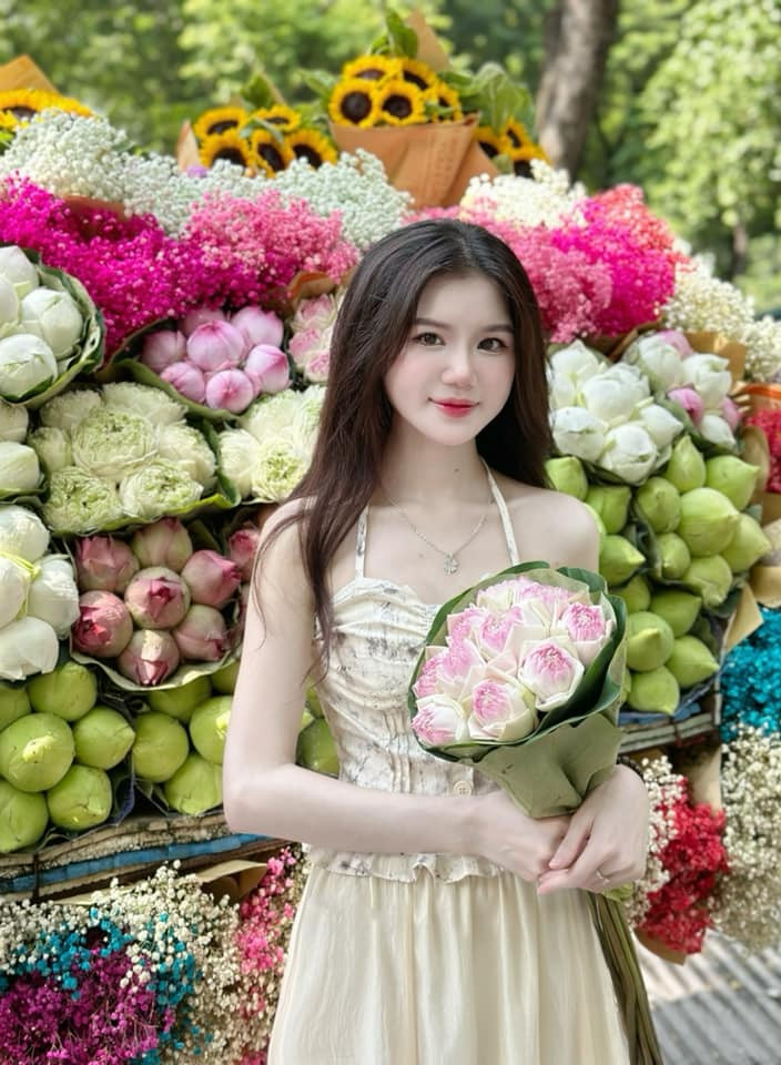 Ở phần bình luận, rất nhiều người đã không khỏi ngợi khen xuýt xoa nhan sắc Khánh Hà: "Nàng thơ của thu Hà Nội đây rồi", "thiên thần là có thật anh em ạ".