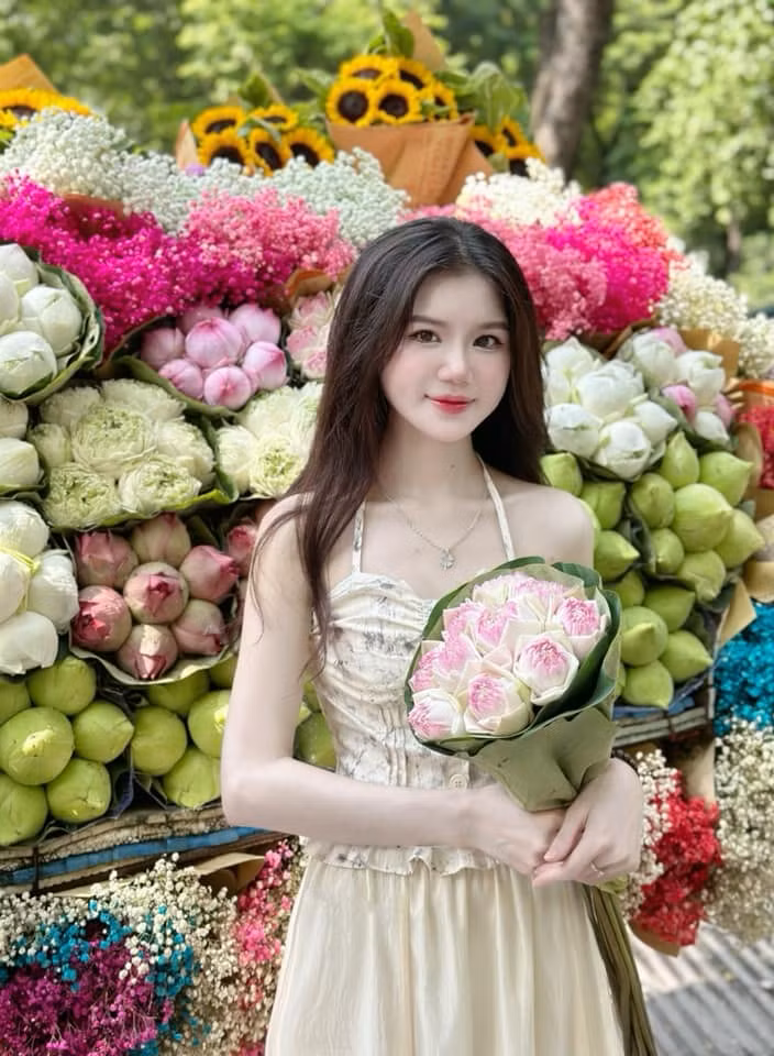 Ở phần bình luận, rất nhiều người đã không khỏi ngợi khen xuýt xoa nhan sắc Khánh Hà: "Nàng thơ của thu Hà Nội đây rồi", "thiên thần là có thật anh em ạ".