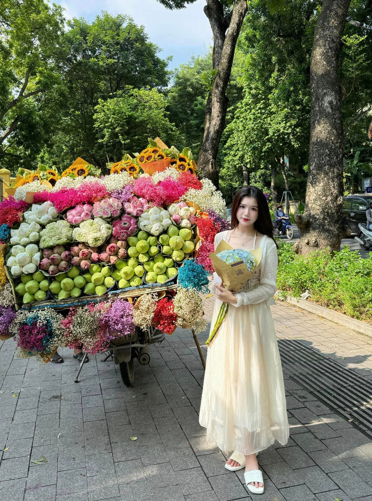 Không chỉ vậy, nàng thơ này còn sở hữu làn da "trắng đến phát sáng".