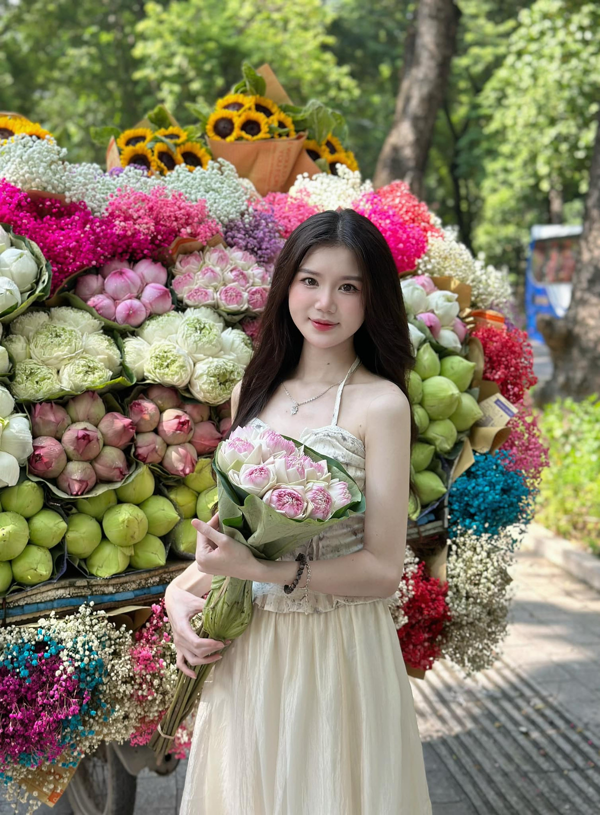 Trong loạt ảnh, cô gái xuất hiện với nhan sắc tựa nàng thơ với đôi mắt to tròn, gương mặt trái xoan, đôi môi bầu bĩnh cùng vóc dáng mảnh mai.