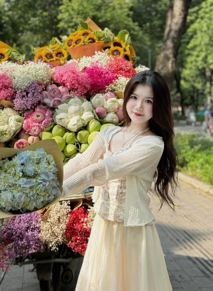 Nhân ngày Hà Nội bắt đầu chuyển mình sang thu, Khánh Hà đã tranh thủ đến con đường được mệnh danh lãng mạn nhất thủ đô là Phan Đình Phùng để ghi lại những khoảnh khắc đầu mùa.