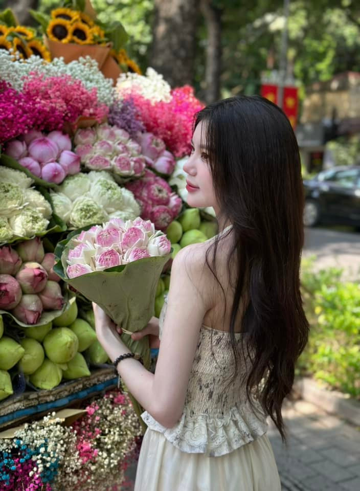 Mái tóc được Khánh Hà xõa ra càng làm tăng lên nét nữ tính.