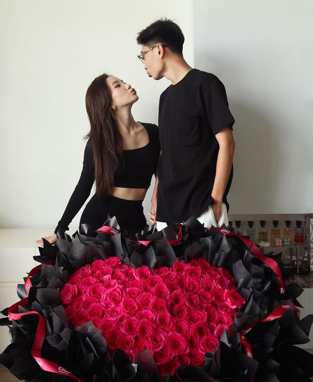 Khánh Huyền và chồng thiếu cũng thường xuyên đi du lịch sang chảnh, cùng nhau xuất hiện tại các sự kiện lớn nhỏ. Cả hai tập trung phát triển công việc cá nhân và dành sự ủng hộ cho đối phương (Ảnh: IGNV)