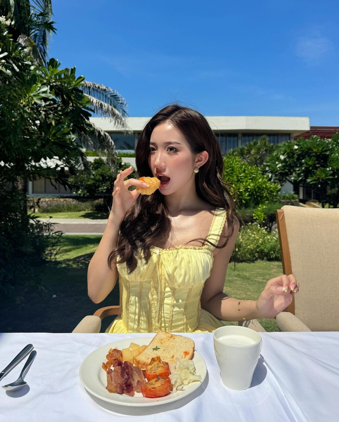 Gần đây, cô nàng đã biết tiết chế hơn trong cách ăn mặc. Vẫn theo phong cách gợi cảm nhưng không còn tạo cảm giác phản cảm, dung tục như ngày trước.