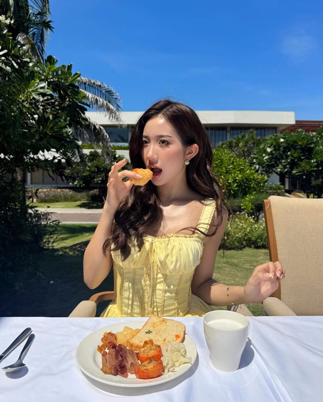 Gần đây, cô nàng đã biết tiết chế hơn trong cách ăn mặc. Vẫn theo phong cách gợi cảm nhưng không còn tạo cảm giác phản cảm, dung tục như ngày trước.