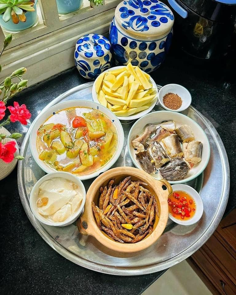 Những bữa cơm nhà của chị Liên chỉ có giá từ 50-100 nghìn đồng mà vẫn đủ chất và đa dạng món ăn.