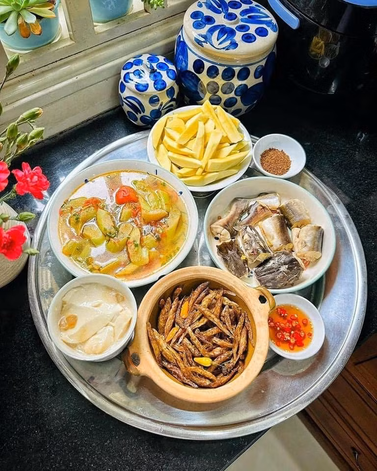 Những bữa cơm nhà của chị Liên chỉ có giá từ 50-100 nghìn đồng mà vẫn đủ chất và đa dạng món ăn.