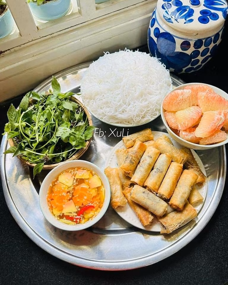 Để có những bữa cơm đủ dinh dưỡng mà vẫn tiết kiệm, chị Liên cho biết, nhờ giá cả ở quê rẻ, ngoài ra cũng cần cân đối thu chi.