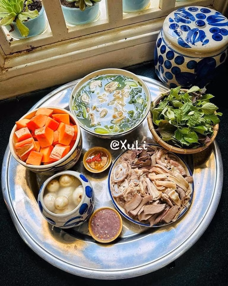 Bà mẹ 2 con chia sẻ, gia đình chị sống ở một thị trấn lưng chừng núi, lưng chừng sông của tỉnh Đồng Nai. Hai vợ chồng đều là giáo viên, ăn lương theo bậc viên chức Nhà nước. Cuộc sống không quá xa hoa, cũng không quá thiếu thốn.