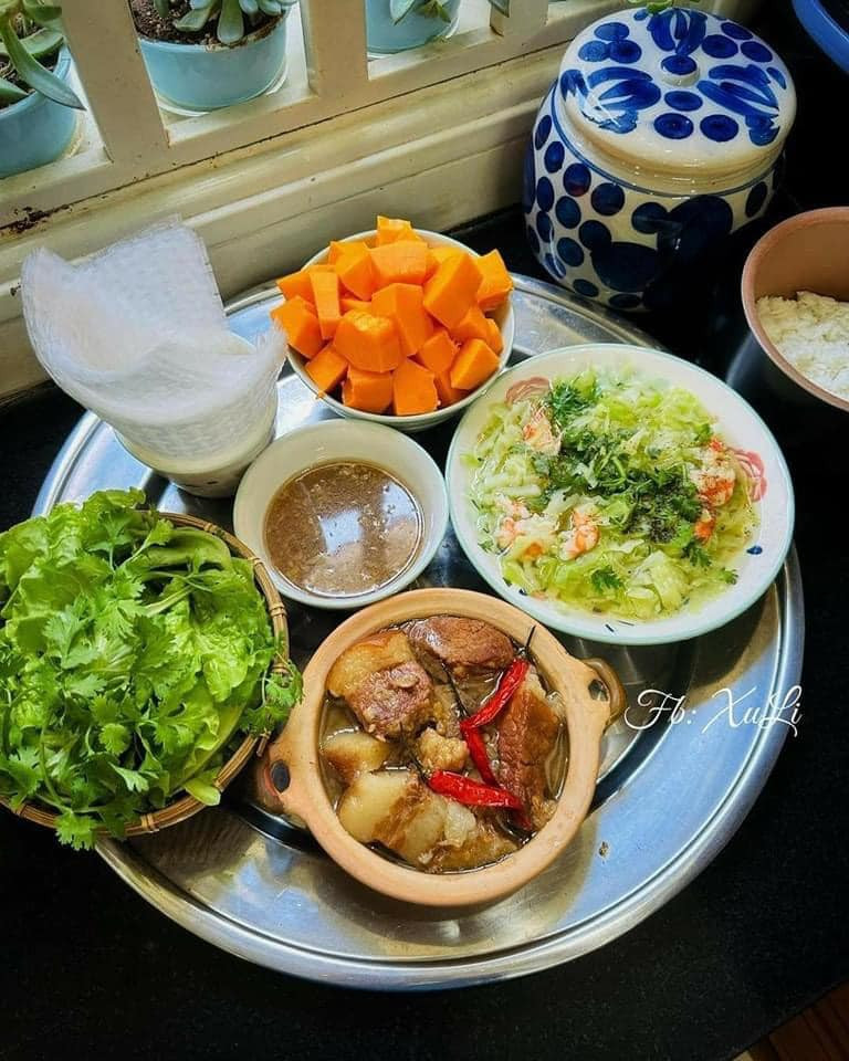 Mâm cơm đầy đủ rau, thịt.