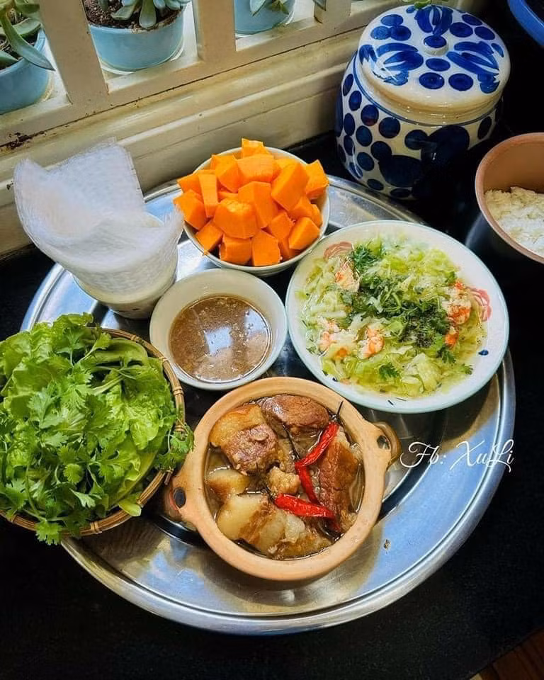 Mâm cơm đầy đủ rau, thịt.